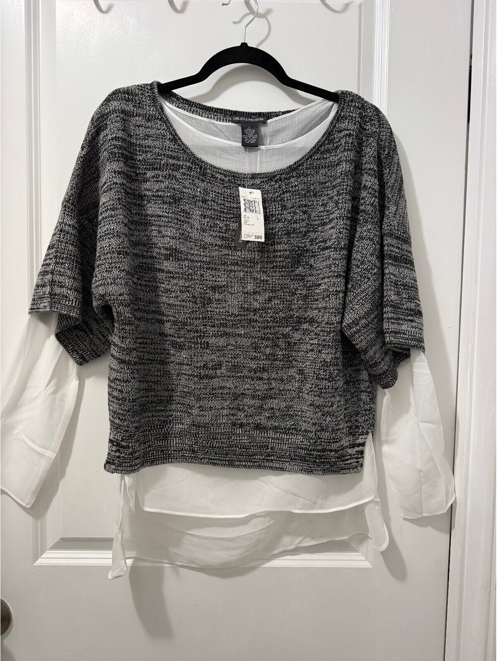 Blusa Chelsea & Theodore Nueva con Etiqueta – Tejido Gris con Capa Blanca